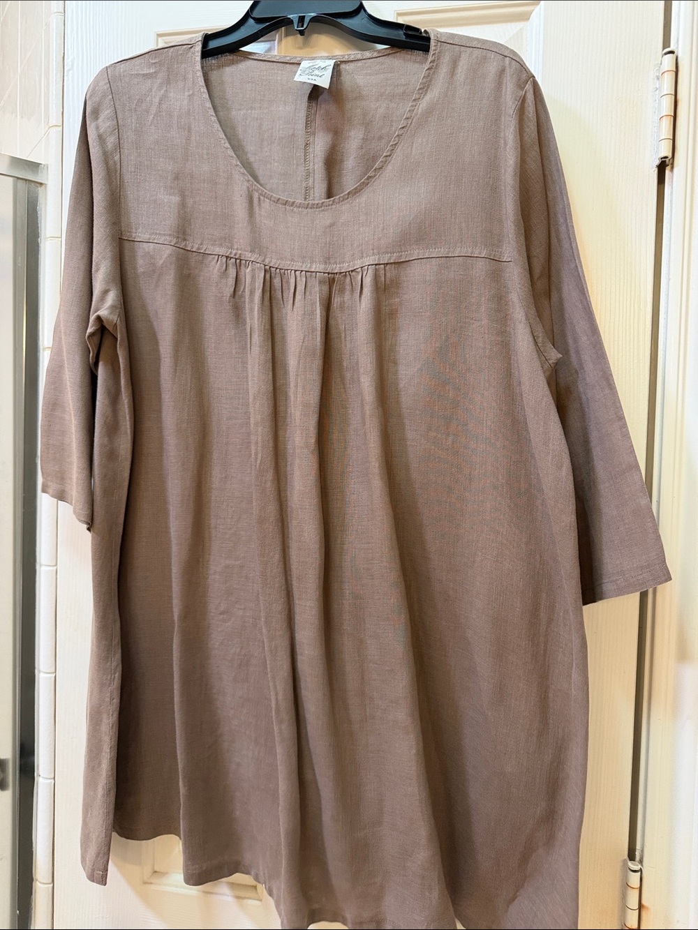 Women's Scoop Neck Gathered Tunic in Taupe